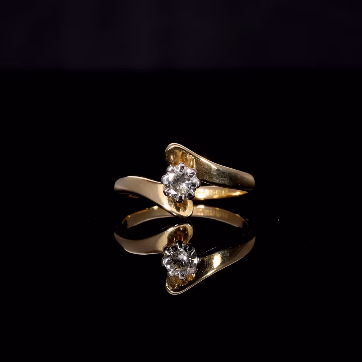 360° view of The Vintage 1977 Brilliant Cut Diamond Crossover Ring