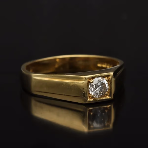18ct Gold Diamond Ring. London 1974