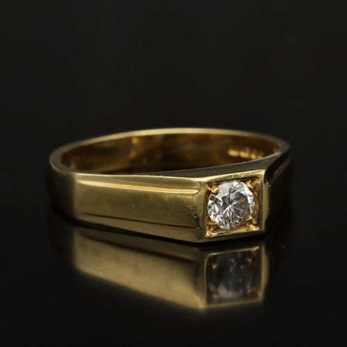 18ct Gold Diamond Ring. London 1974 image-1