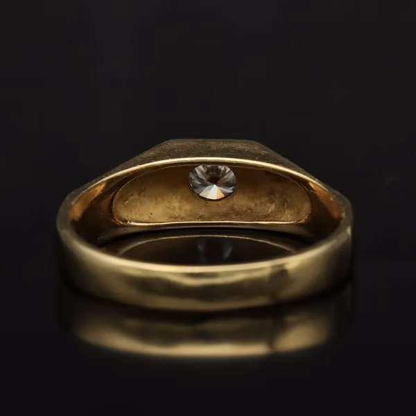 18ct Gold Diamond Ring. London 1974