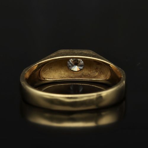 18ct Gold Diamond Ring. London 1974 image-5