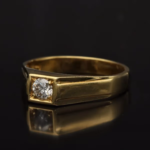 18ct Gold Diamond Ring. London 1974