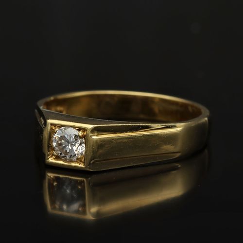 18ct Gold Diamond Ring. London 1974 image-3