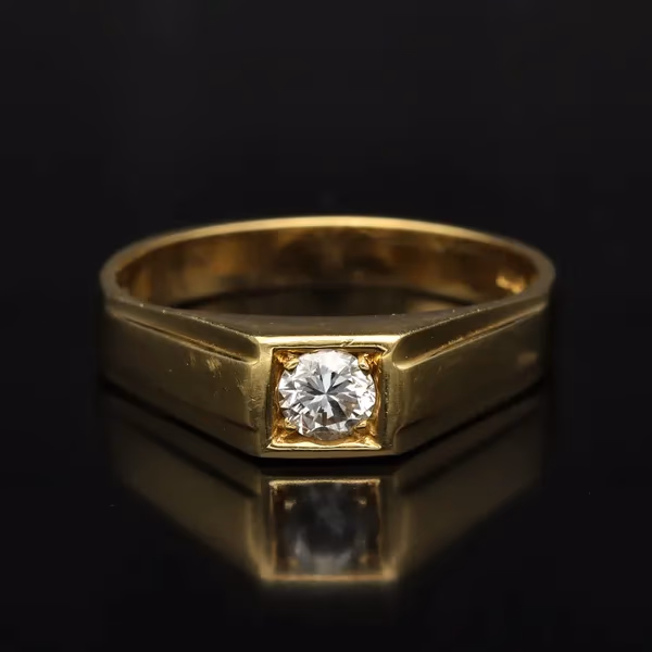 18ct Gold Diamond Ring. London 1974