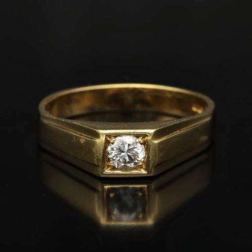 18ct Gold Diamond Ring. London 1974 image-2