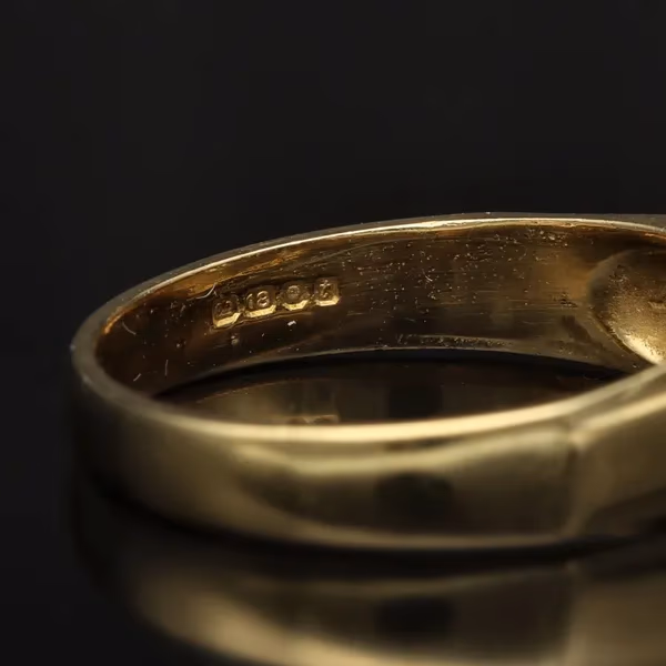 18ct Gold Diamond Ring. London 1974