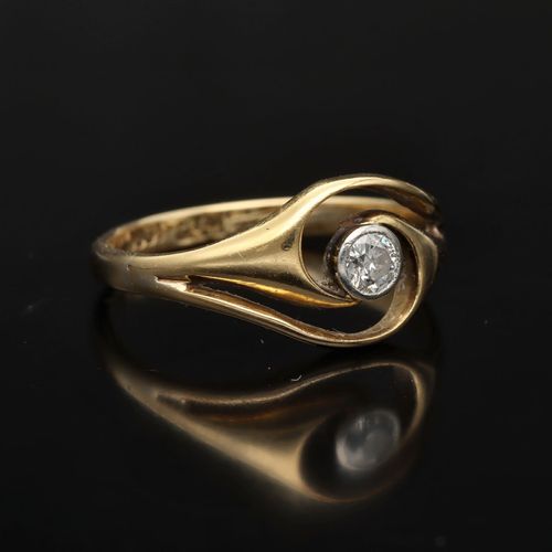 18ct Gold Platinum Diamond Ring. image-1