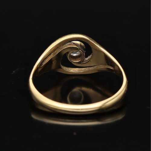 18ct Gold Platinum Diamond Ring. image-5