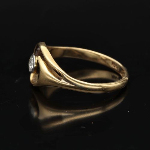 18ct Gold Platinum Diamond Ring. image-3