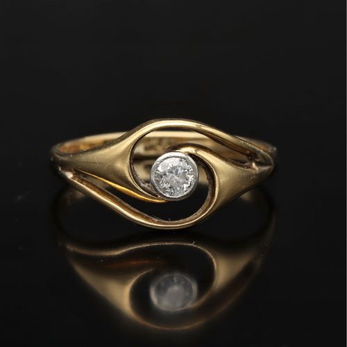 18ct Gold Platinum Diamond Ring. image-2