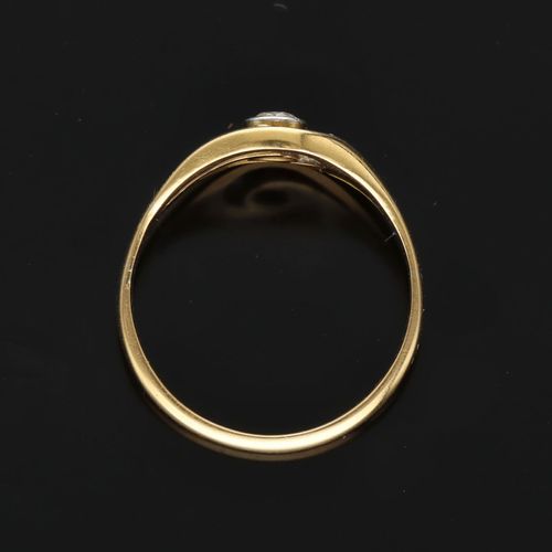 18ct Gold Platinum Diamond Ring. image-6