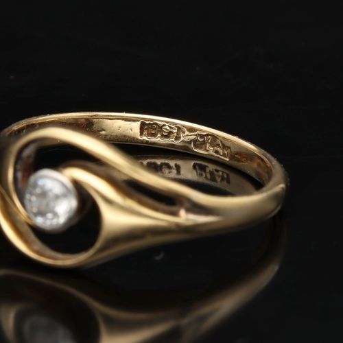18ct Gold Platinum Diamond Ring. image-4