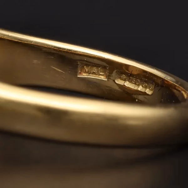 Very Heavy 18ct Gold Opal Ring