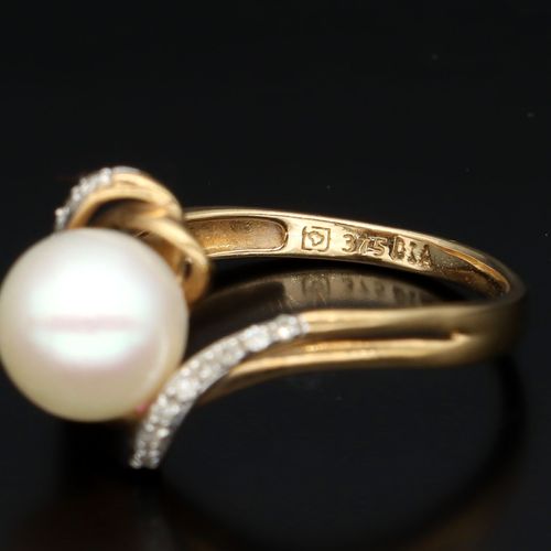 Cultured Pearl and Diamond 9ct Gold Ring image-5