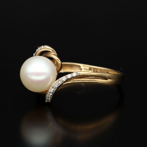 Cultured Pearl and Diamond 9ct Gold Ring image-3