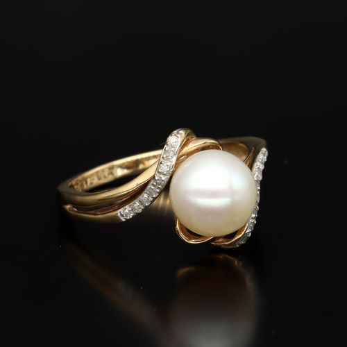 Cultured Pearl and Diamond 9ct Gold Ring image-1