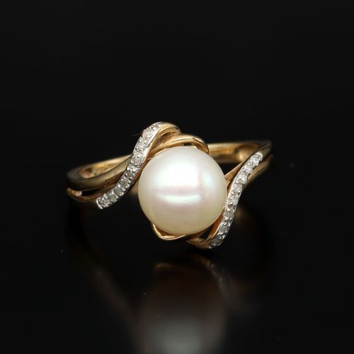 Cultured Pearl and Diamond 9ct Gold Ring image-2
