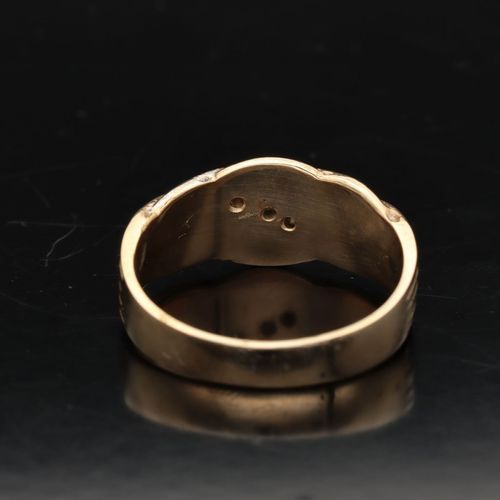 Large 9ct Gold Diamond Ring image-5
