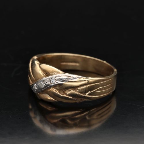 Large 9ct Gold Diamond Ring image-3