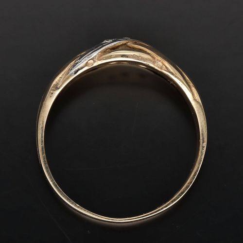Large 9ct Gold Diamond Ring image-6