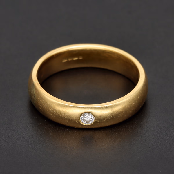 Heavy 18ct Yellow Gold Band With Single Diamond