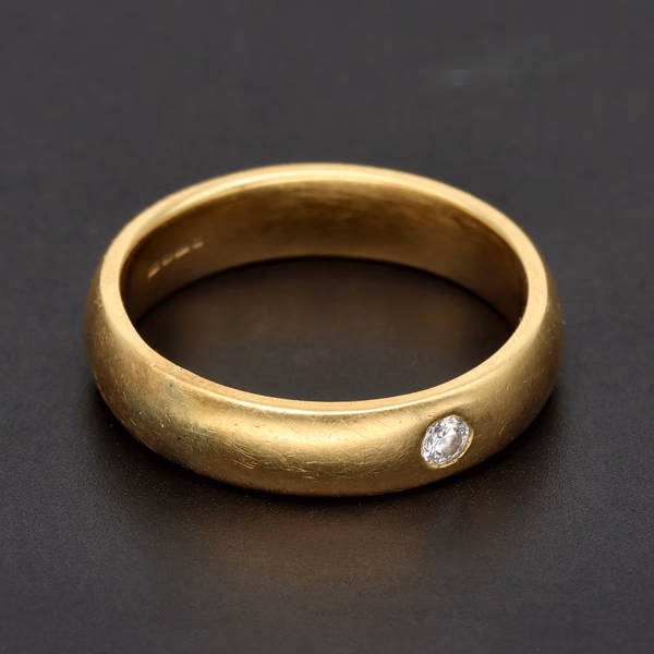Heavy 18ct Yellow Gold Band With Single Diamond