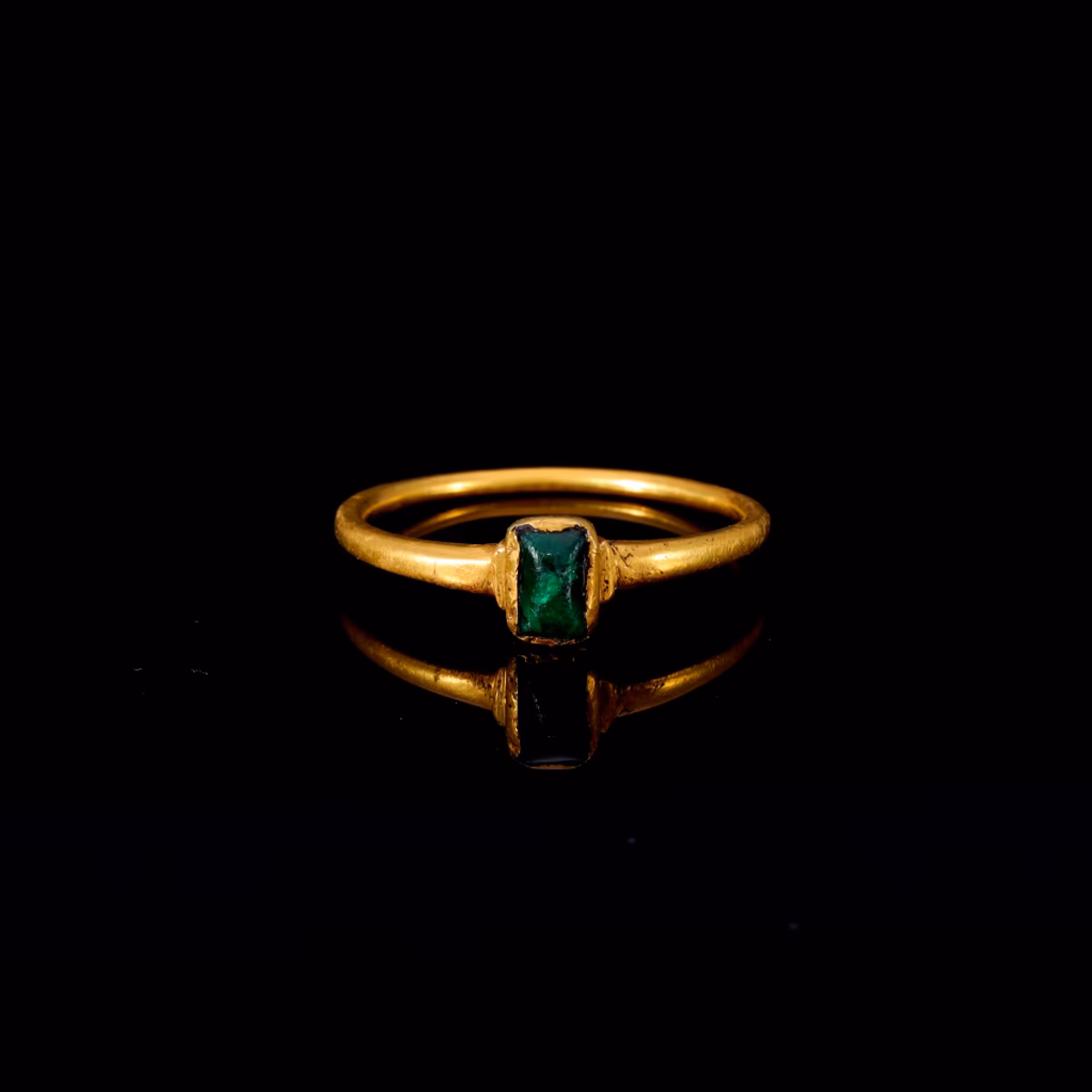 360° view of The Ancient Medieval 14th Century Emerald Cabochon Ring