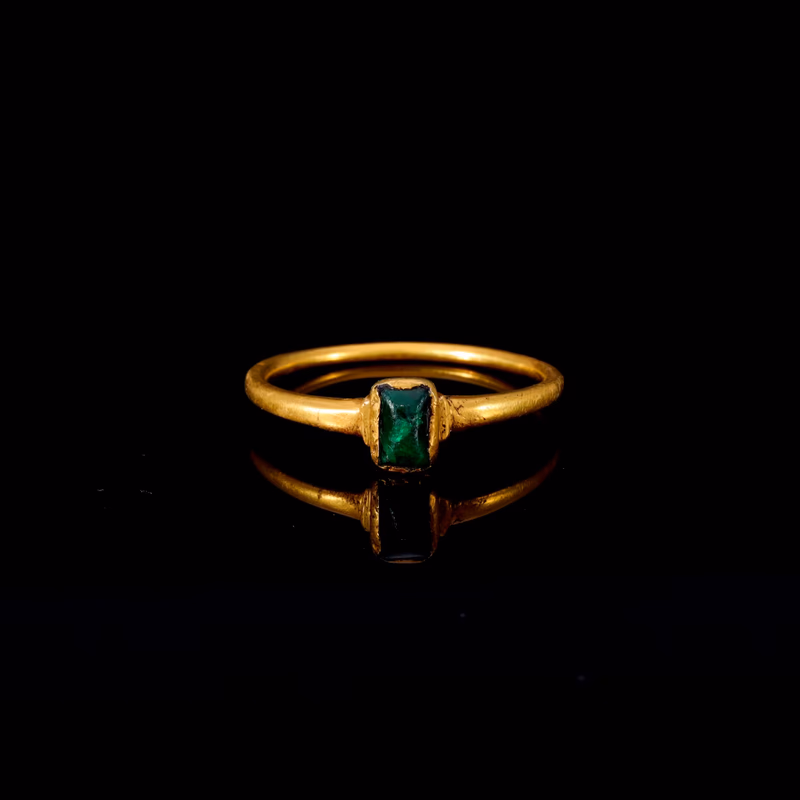 360° view of The Ancient Medieval 14th Century Emerald Cabochon Ring