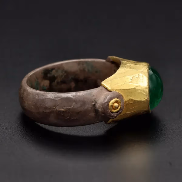 18ct Yellow Gold & Oxidised Silver Cabochon Emerald Ring