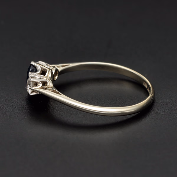 18ct White Gold Sapphire & Diamond Ring