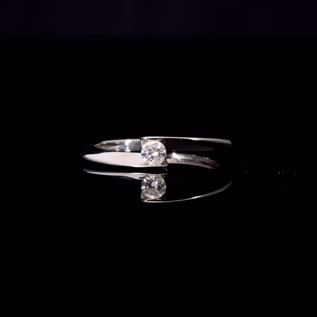 360° view of The Contemporary Brilliant Cut Diamond Twist Ring