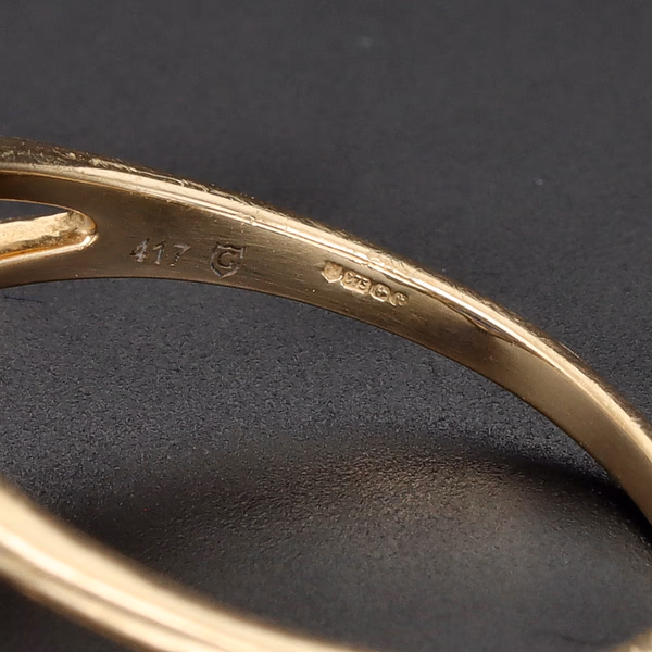 9ct Yellow Gold Three-Stone Sapphire & Diamond Ring