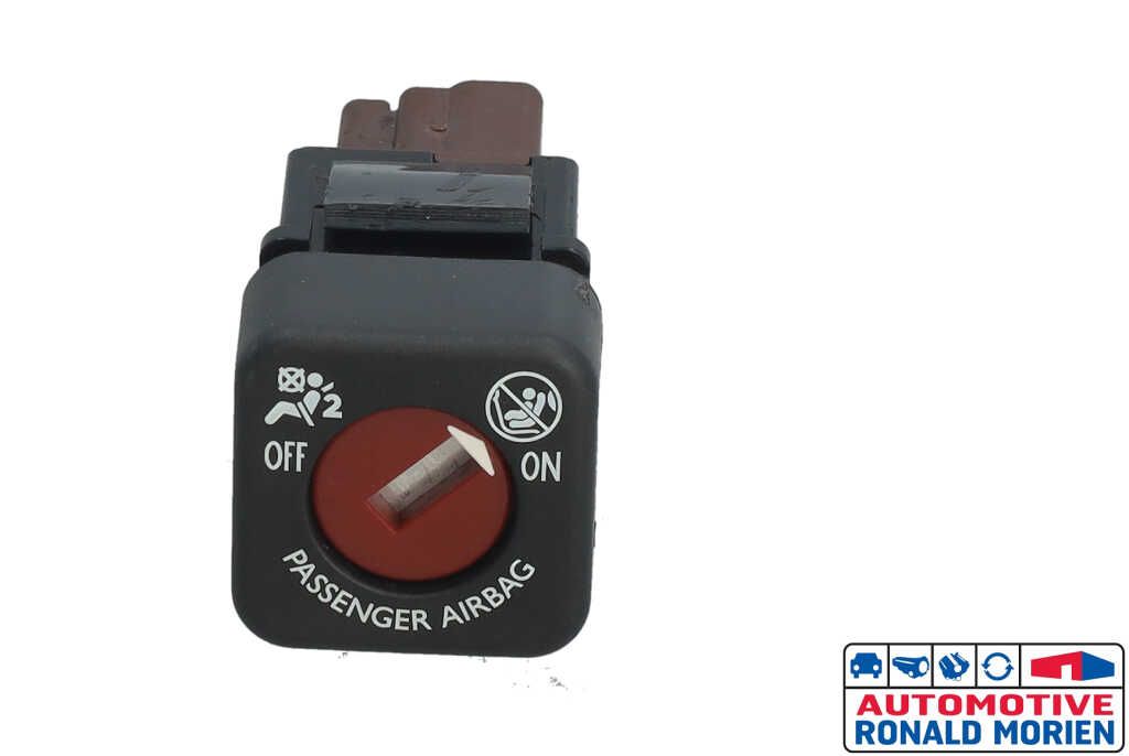 Used Airbag switch Peugeot 3008 II (M4/MC/MJ/MR) 1.2 12V e-THP PureTech 130 Price € 10,00 Margin scheme offered by Automaterialen Ronald Morien B.V.