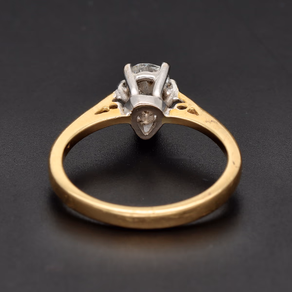 18ct Yellow Gold Pear-Shaped Diamond Solitaire Ring