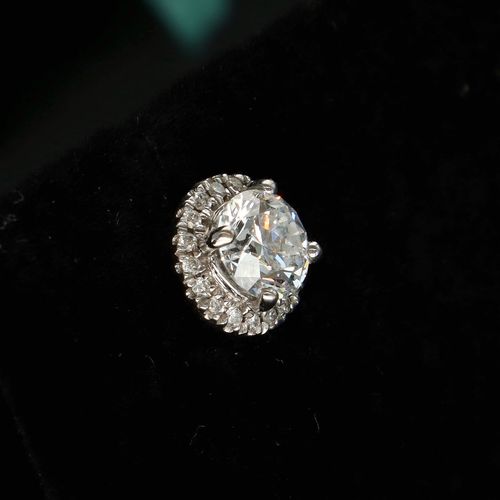 18k White Gold Diamond Stud Earrings image-5