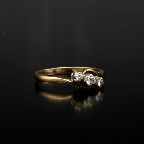 Vintage 9ct Gold Diamond Ring image-1