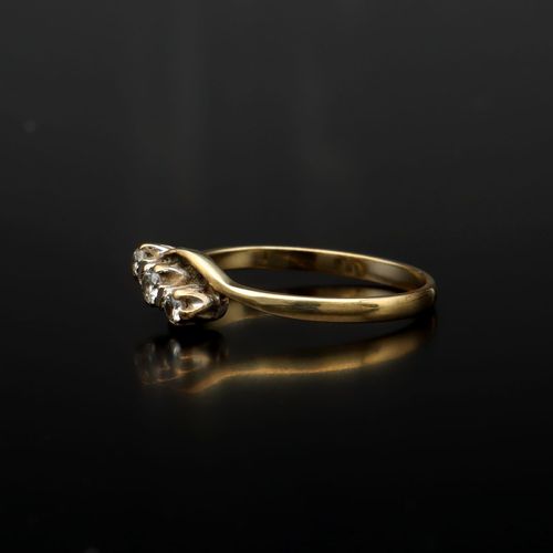 Vintage 9ct Gold Diamond Ring image-3