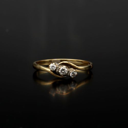 Vintage 9ct Gold Diamond Ring image-2