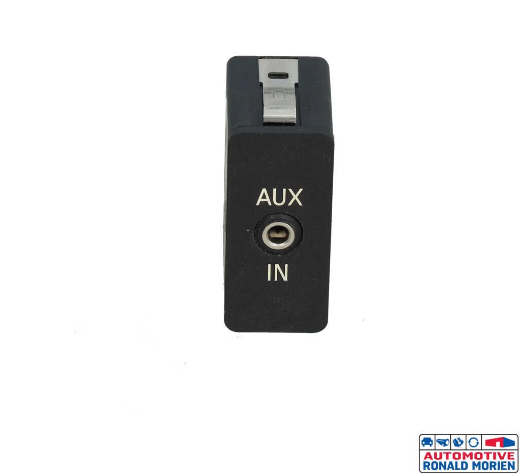 Usados Conexión AUX-USB BMW 1 serie (E87/87N) 118i 16V Precio € 10,00 Norma de margen ofrecido por Automaterialen Ronald Morien B.V.