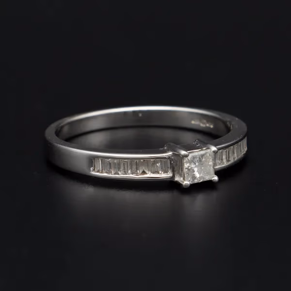 18ct Gold Vari-Cut Diamond Ring