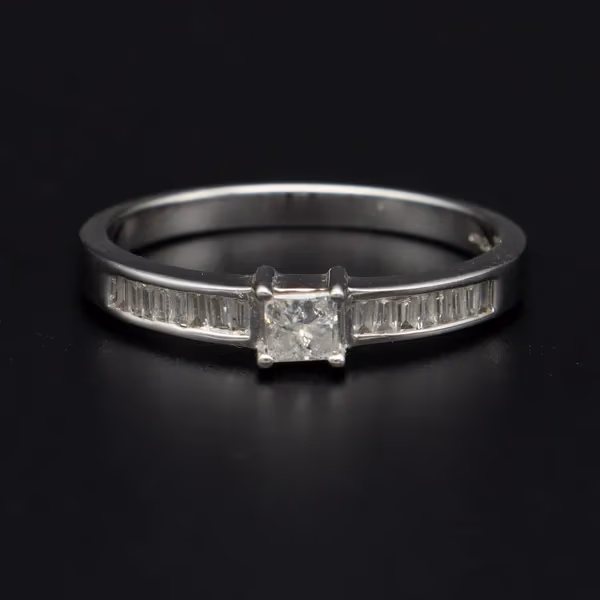 18ct Gold Vari-Cut Diamond Ring