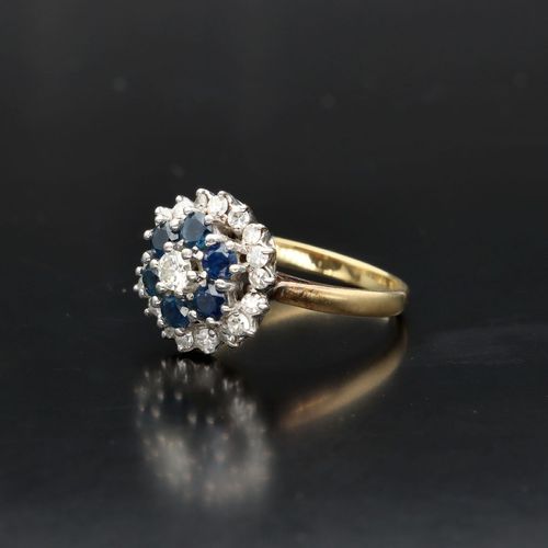 Vintage 18ct Gold Sapphire and Diamond Cluster Ring image-3