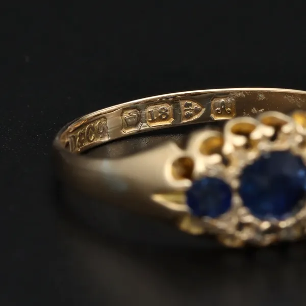 18ct Yellow Gold Sapphire Ring