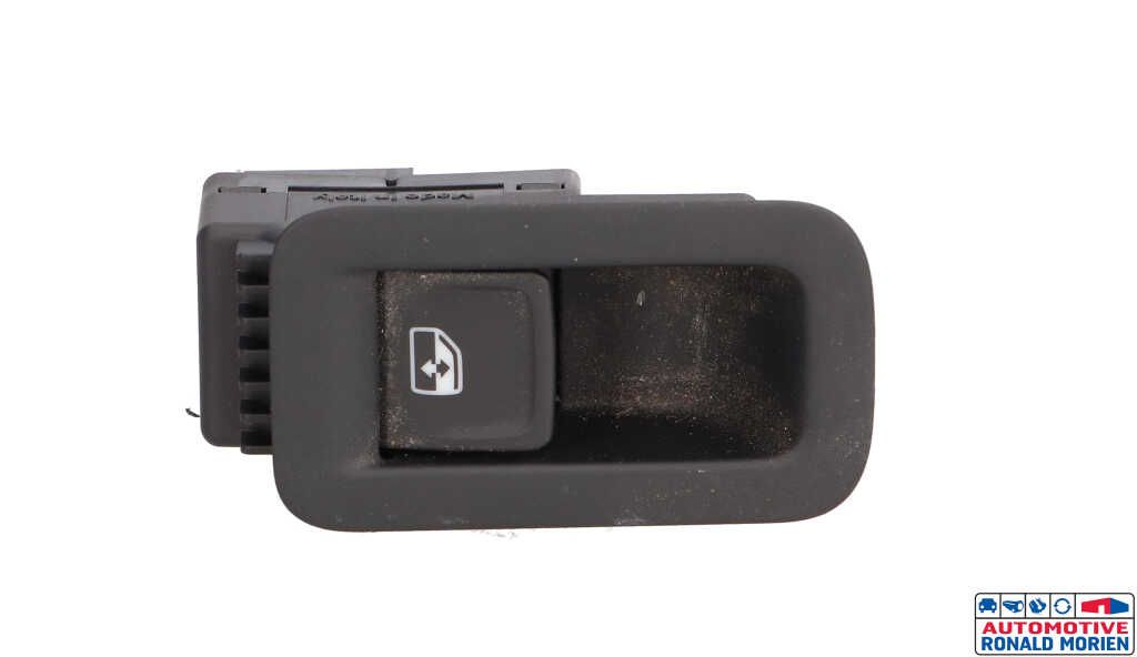 Used Electric window switch Volkswagen Golf VII (AUA) 1.5 TSI Evo BlueMotion 16V Price € 9,99 Inclusive VAT offered by Automaterialen Ronald Morien B.V.