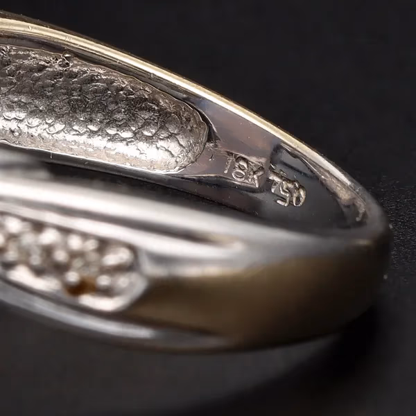 18ct White Gold Diamond & Chalcedony Ring