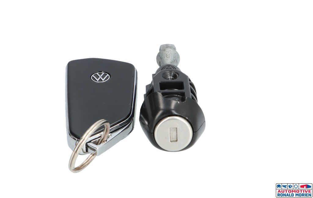 Used Set of cylinder locks (complete) Volkswagen Golf VIII (CD1) 1.0 eTSI 12V Price € 175,00 Margin scheme offered by Automaterialen Ronald Morien B.V.