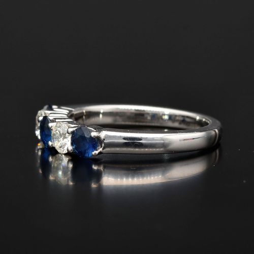 18ct Gold Diamond and Sapphire Ring image-3