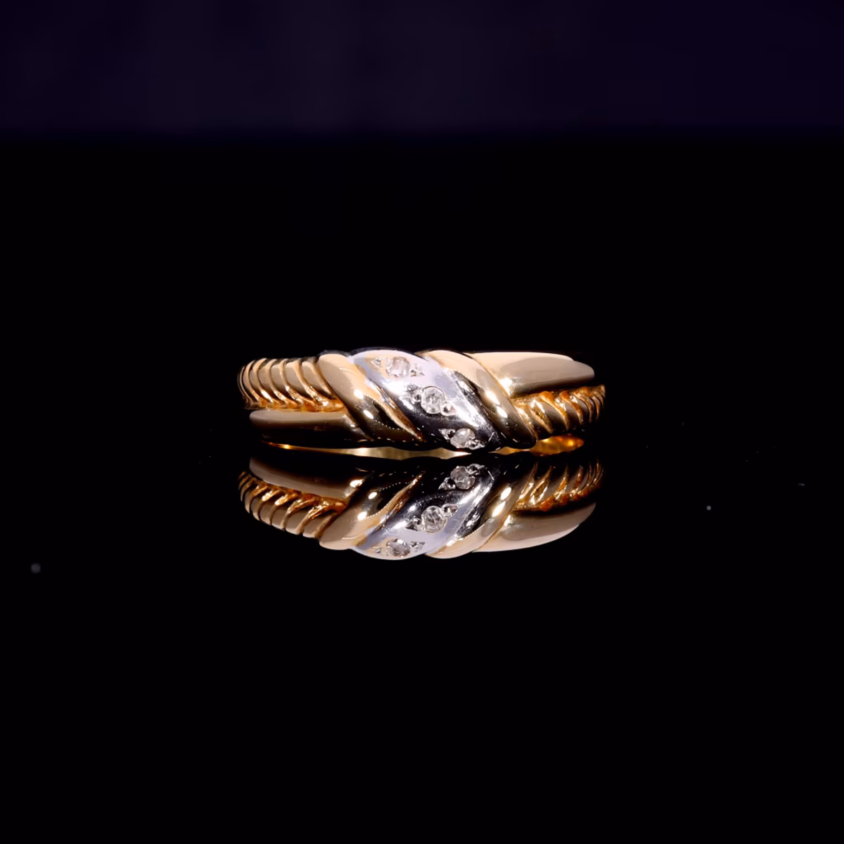 360° view of The Vintage 1995 Two Tone Single Cut Diamond Wave Ring