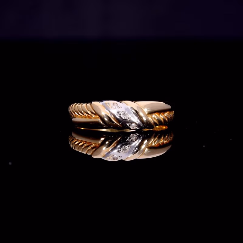 360° view of The Vintage 1995 Two Tone Single Cut Diamond Wave Ring