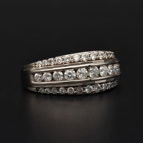 18ct Gold Diamond Ring image-1